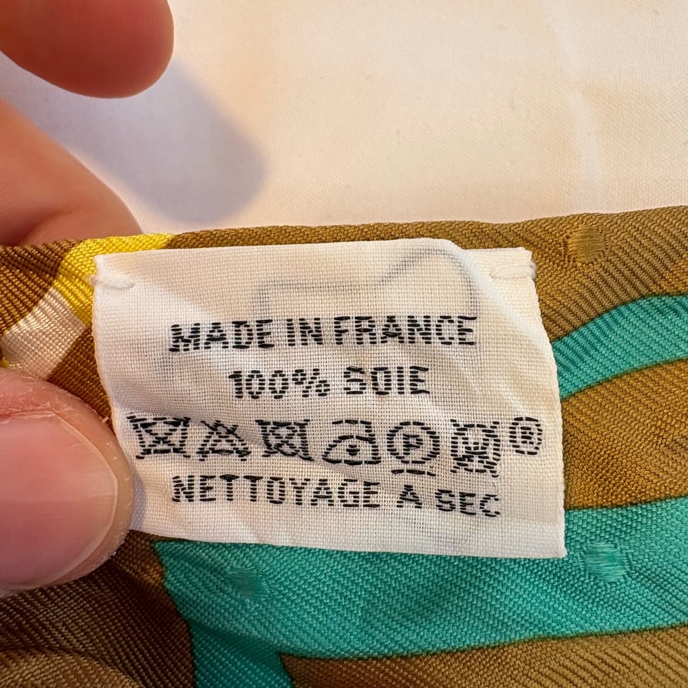 Hermès "Bouclerie Moderne Plumetis" Tabac, Rose, Bleu Silk Twilly - Picture 5 of 8